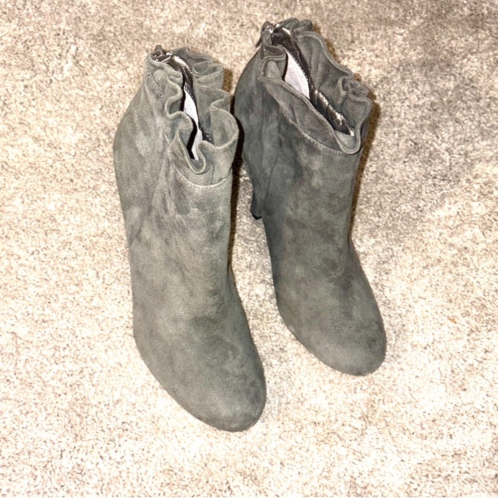 Me Too ruffle romantic suede leather gray heeled ankle boots size 8